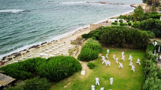 Karate Retreat und Karateka trainieren am Meer auf Sardinien